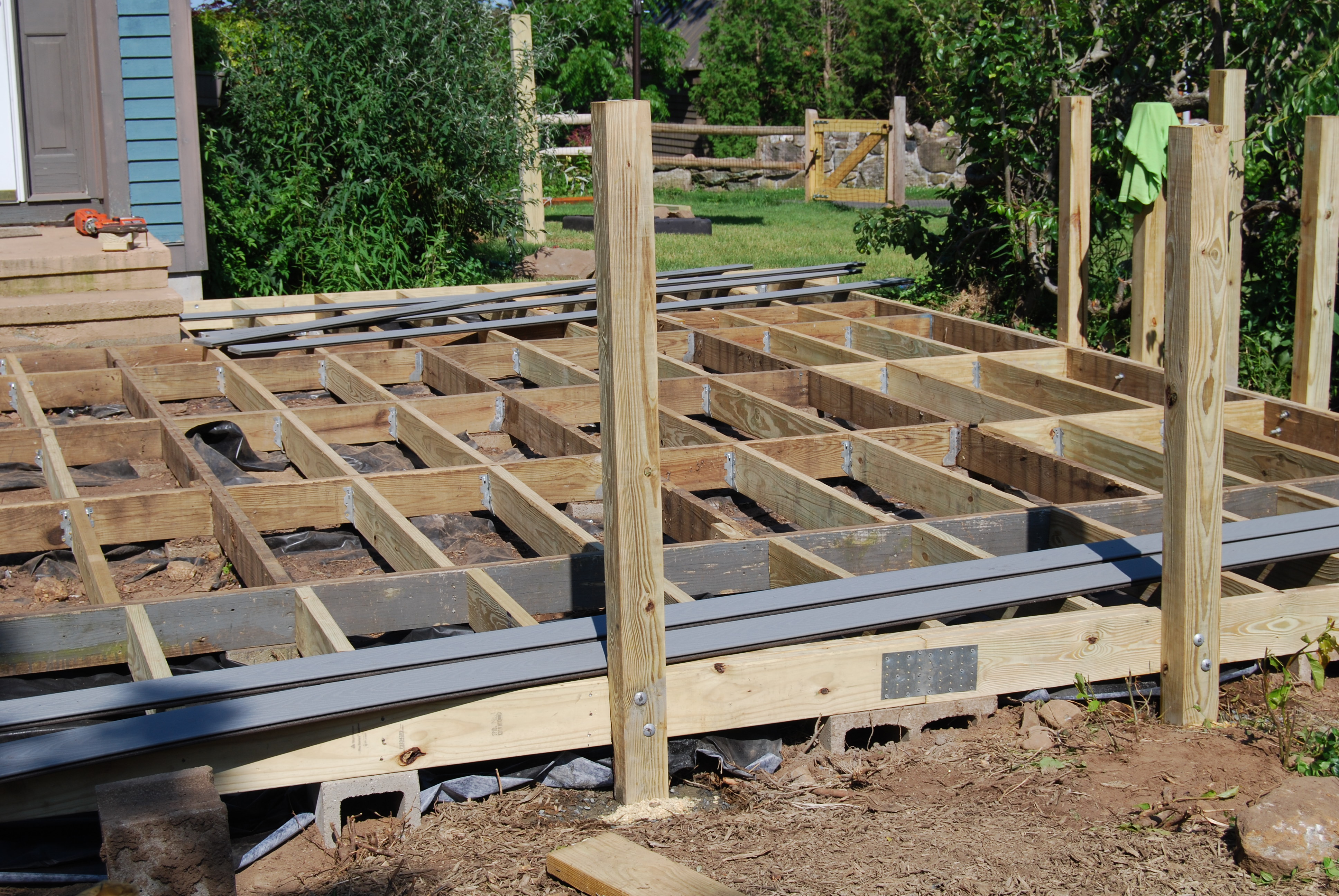 We put down a nice new support structure connected to the house, standing on solid supports and almost perfectly level with a slight slope for water drainage.